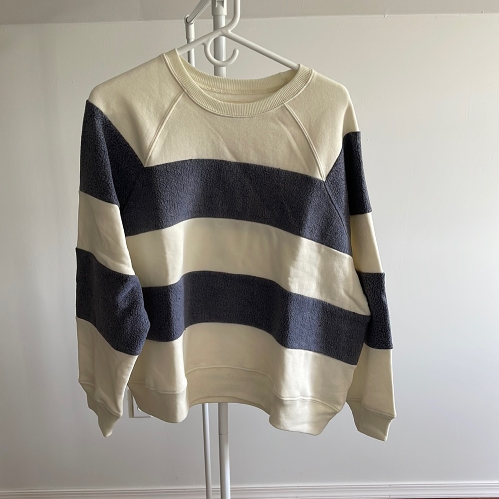 Gently worn the great sweatshirt. Size 1 (can fit a medium too)